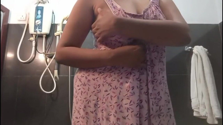 Miya White: Дези Anne обнаженная в душе