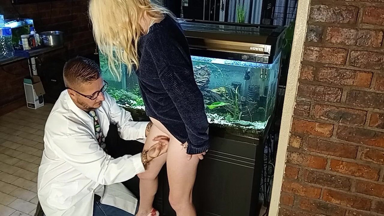 Bigjoefuckalott: 用手指操我娇小的金发女郎