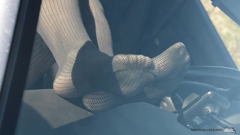 Mistress Legs: 穿着紧身衣的性感腿在车里摆姿势