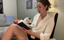 Nadia Foxx: Sexy brünette liest einen heißen liebesroman und kommt dazu