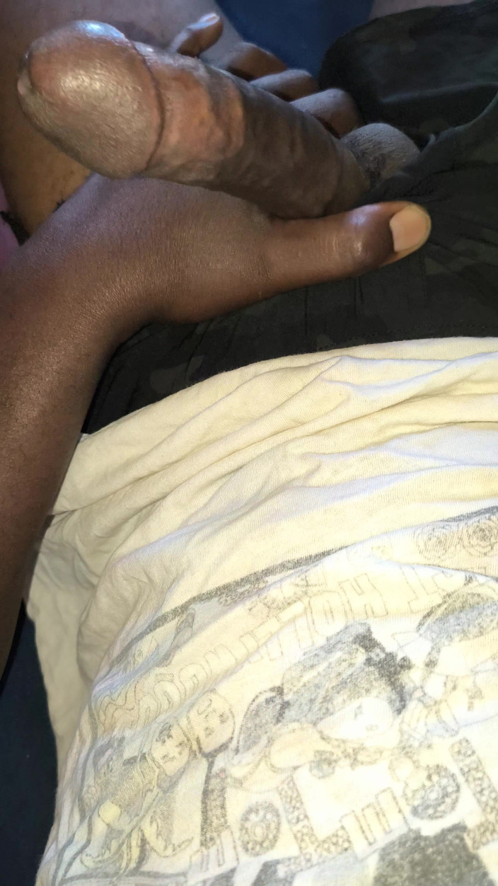 Kenyandick: 饥渴的男性鸡巴玩弄他的坚硬鸡巴，直到他释放大量精液