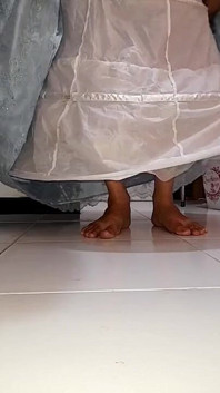 Aziatische travestiet komt klaar in satijnen trouwjurk met baljurk