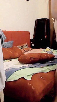 Sadece ağız ve gırtlak-itaatkar bir köle sürtük efendinin yarağına ve göt deliğine tapıyor