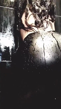Milf tatuada provoca sus curvas en cuero mojado