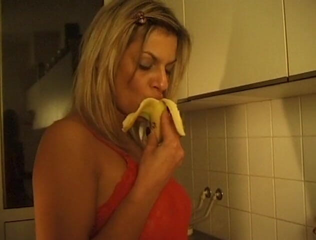 Flash Model Amateurs: Gorgeous blonde chick in erotic solo scene