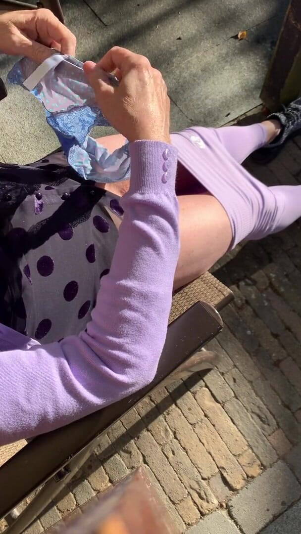 Louise: Purple leggings cum