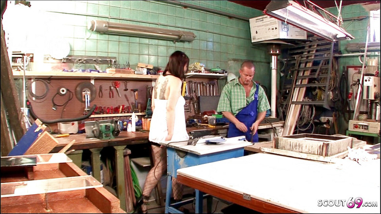 Full porn collection: 年轻的黑发实习生和她的老板做爱并得到更多的工资