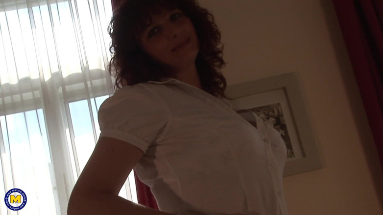 Mature Solo NL: Esposa mais velha brinca com brinquedo em casa