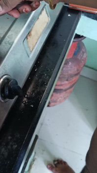 Küchenromantik beim kochen von tamilischem paar