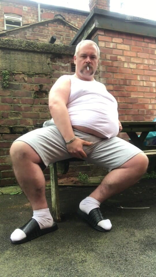 B A Bear: Fat Dad Smoking &amp; Wanking in the Alley