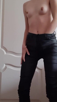 スキニーガールは革のパンツで自慰行為をします