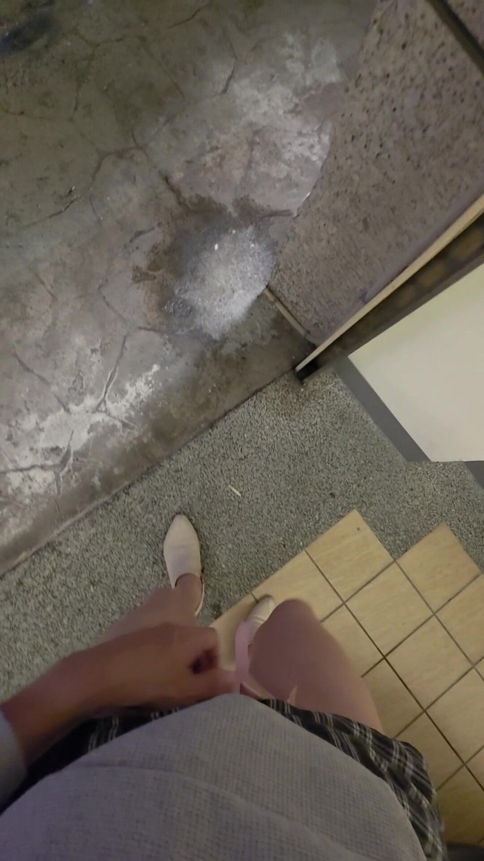 Taiwancdgirl: Mostrando le mutandine nel garage del motel