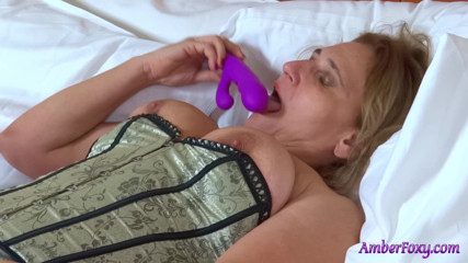 Amber Foxy: Tripla penetrazione dildo da parte di una milf sexy