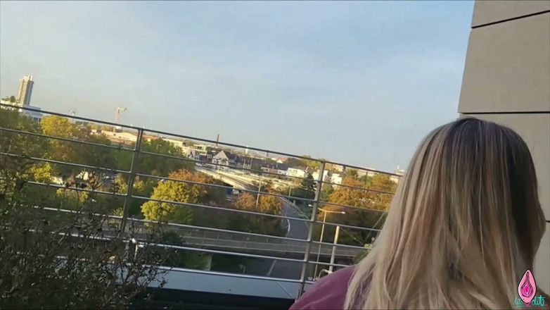 Litclit69: Sexul în balcon cu străinul care se masturbează de alături mă...