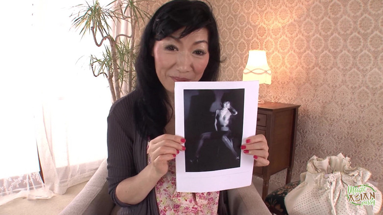 Magic Asian Pussy: Acest păros folosește o jucărie pe ea pentru a o...