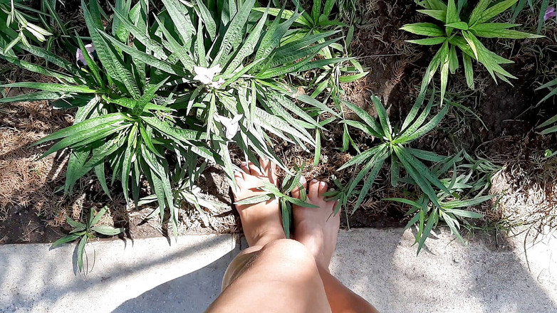 Fetish intimmedia: 屋外でセクシーな強い足を持つ熟女