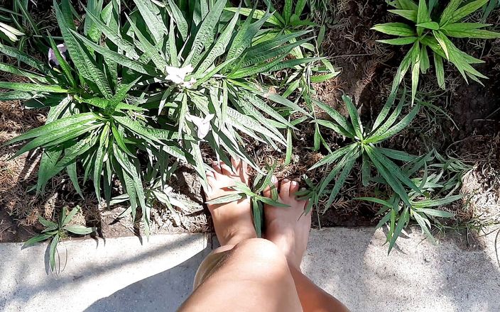 Fetish intimmedia: Milf with sexy strong feet outdoors