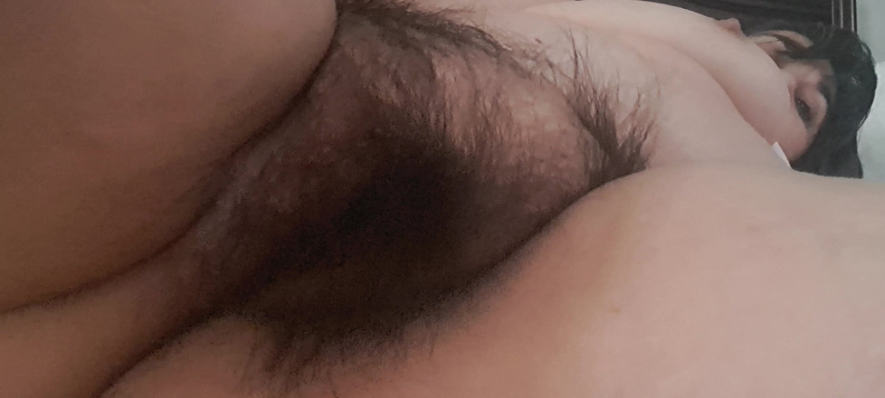 Mommy big hairy pussy: Гра зі зрілою, волохатою та збудженою кицькою