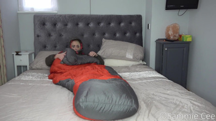 Sammie Cee: Péřišová bunda a masturbace bedrollem