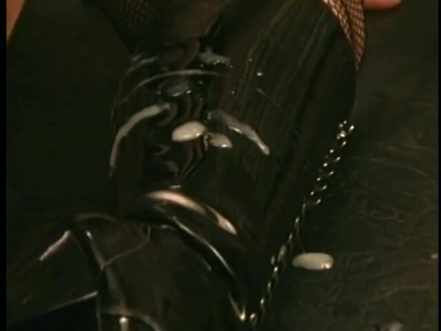 Sex Karma: Latexová domina je ošukaná svým otrokem v žaláři