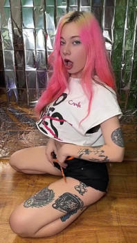 Ahegao taquine ses cheveux roses