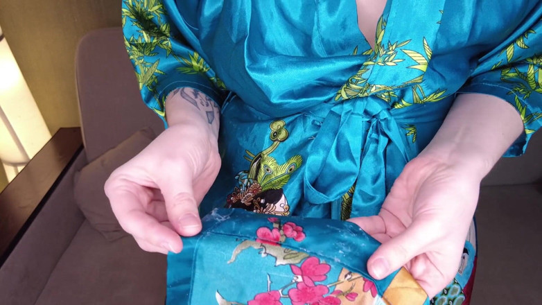 Stacy Moon: Nhét áo choàng lụa vào âm hộ ướt át nhưng khít khao của tôi
