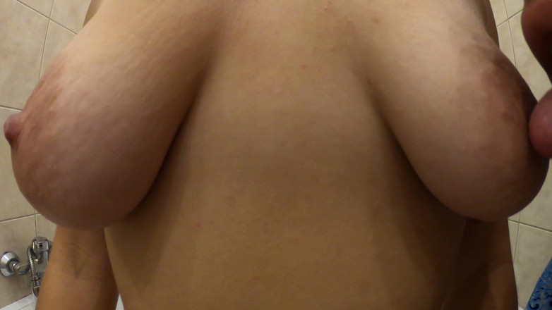 Nipple Stock: Sucer des tétons mouillés sous la douche