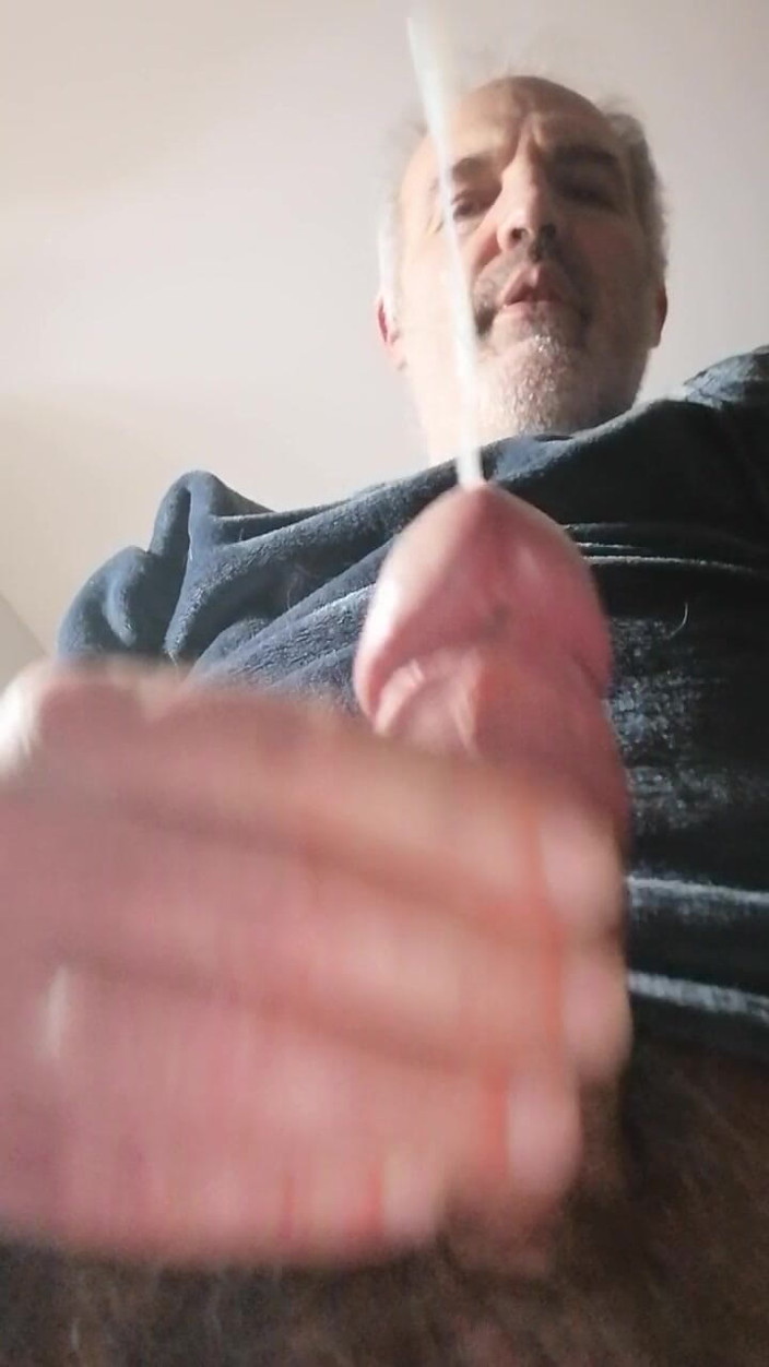 Setesesso7: Ejaculez cu penisul meu tare aproape de ochii tăi, tânjind...