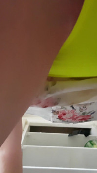Tubuh seksi di bawah skirt saya