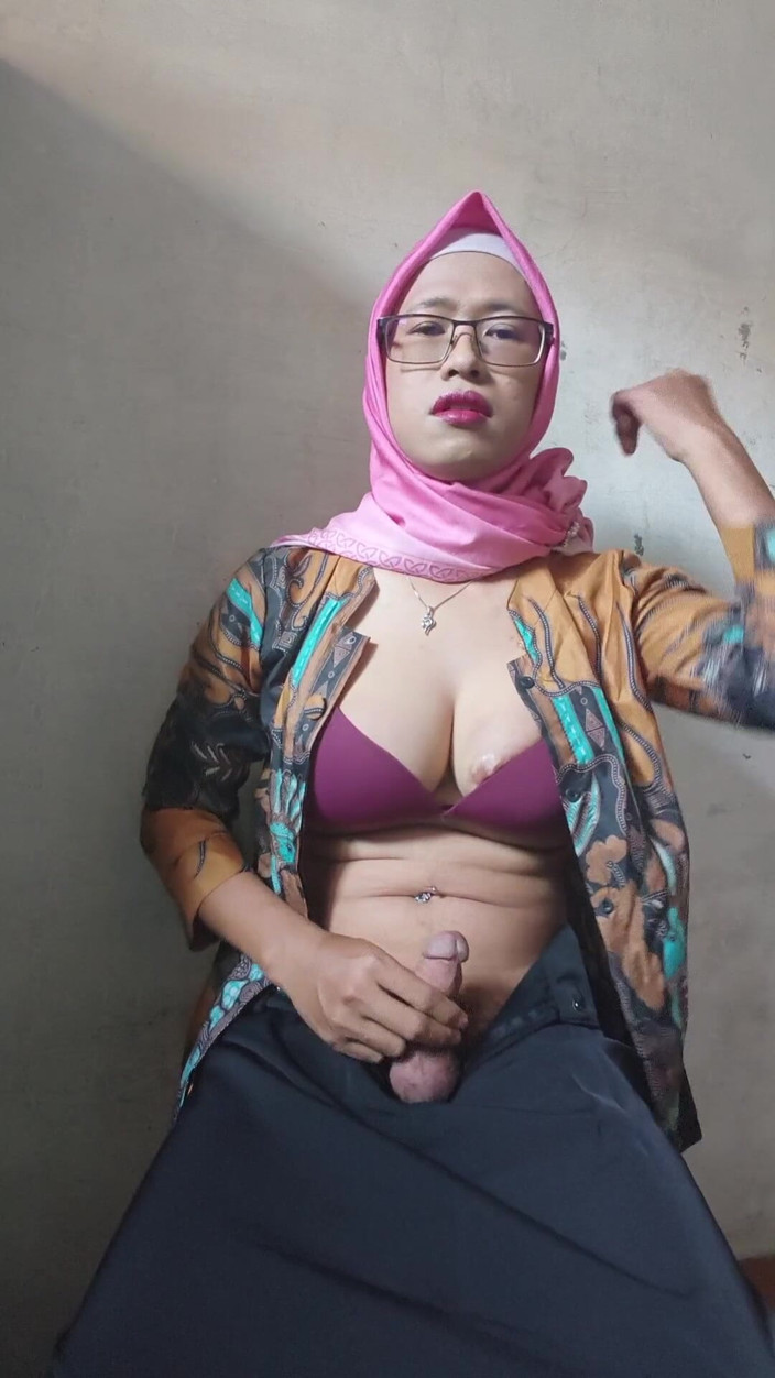 Mitha Zhe: 히잡을 쓴 Shemale 그녀의 대물 자지를 따먹어