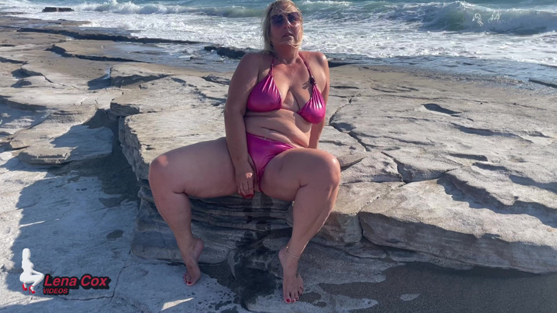 Lena Cox: Bikini Nimfomanka masturbuje się na plaży - Ryzykowne orgazmy kobiece