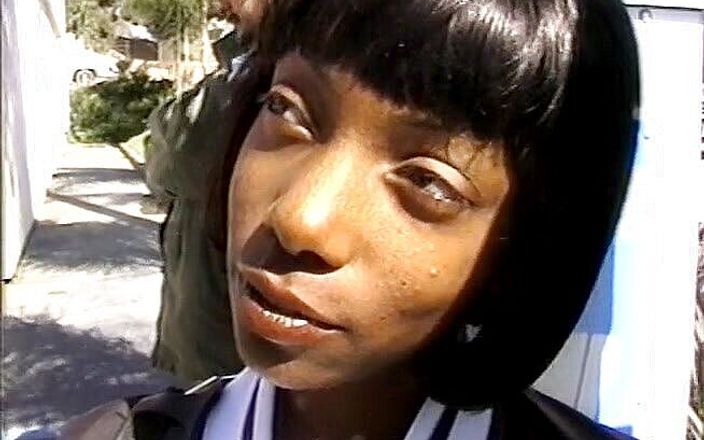Dark Extreme: Der behaarte nubische teenager wird im bus anal gebohrt