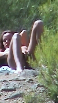 Amatérka při nudistickém opalování pokrytá