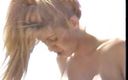 Girl on Girl: Seksowny opalony blond duet rucha się na plaży z paskiem