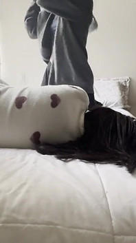튀는 엉덩이, 뜻밖의 폭포, 그리고 많은 펀치를 특징으로하는 여자 파자마 레슬링