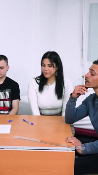 Lara Cruz lär flera unga vänner hur man slår en riktig porrstjärna. Anteckna!