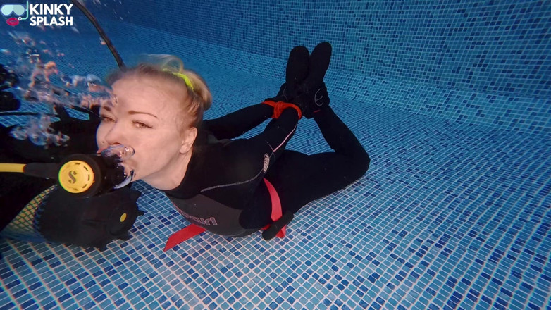 UKCuteGirl Lucy Lauren: Hogtied en ademloos: onderwaterduiken plagen