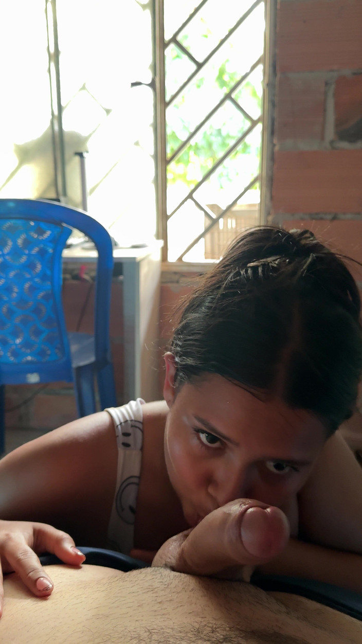 EMY_AND_JONH: Šukám mého nevlastního bratra doma s návštěvníkem v obývacím pokoji