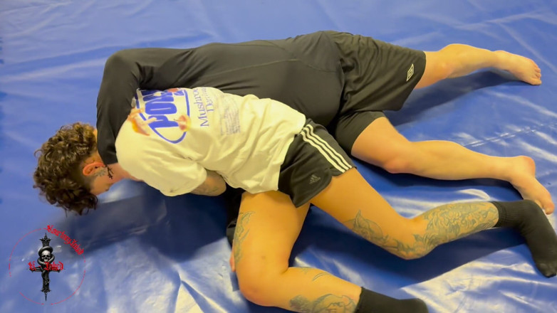 She Wrestle: Kourtneyinked luta com cara patético