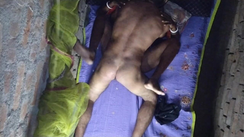 Pumi: Harter sex mit Bhabhi in der Nacht. Indisches desi-sexvideo