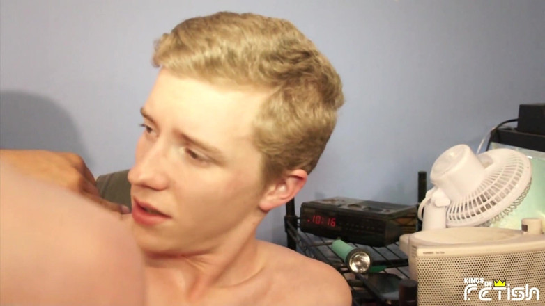 Gay Diaries: Blonder twink bekommt von einem geilen freund auf dem bett...
