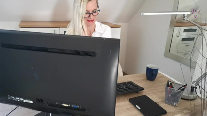 Dirty Tina: Pee in the office!