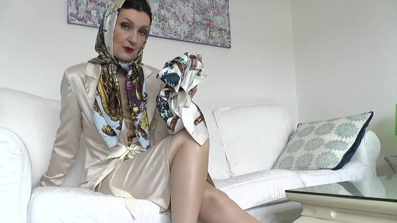 Lady Victoria Valente: Hôm nay, bạn sẽ thủ dâm trong một chiếc headscarf!...