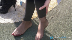 Foot Fetish HD: Christelle, roztomilá blondýnka kouří doutník a hraje si s nohama