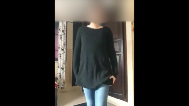 Parihema: Siya lagi pamer pantat dan memeknya yang berbulu sampai lubangnya...