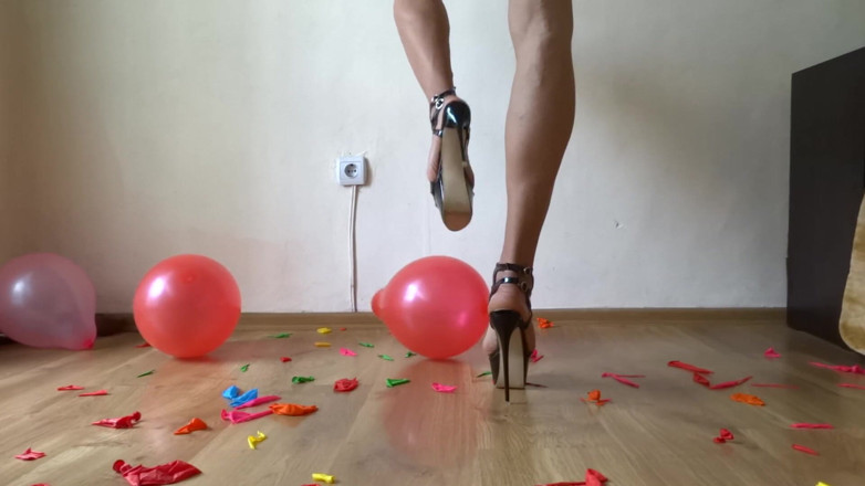 Monica Crush: Bóng bay xuất hiện với đôi giày cao gót của tôi