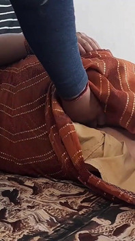 Komşu yenge Diwali'de eve geldi ve sikildi ve Hintçe ses kaydıyla bırakıldı