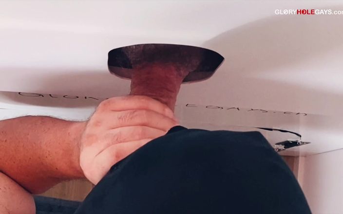 GLORYHOLEGAYS: Kijkgat papa schiet op zijn hand - de likt het allemaal...