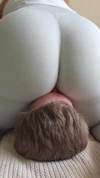 Gros cul, facesitting dans un pantalon de yoga gris