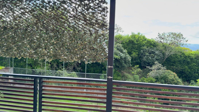 Rioc69: Velká latinskoamerická brunetka nemůže odolat a šuká chlapa s velkým černým penisem...